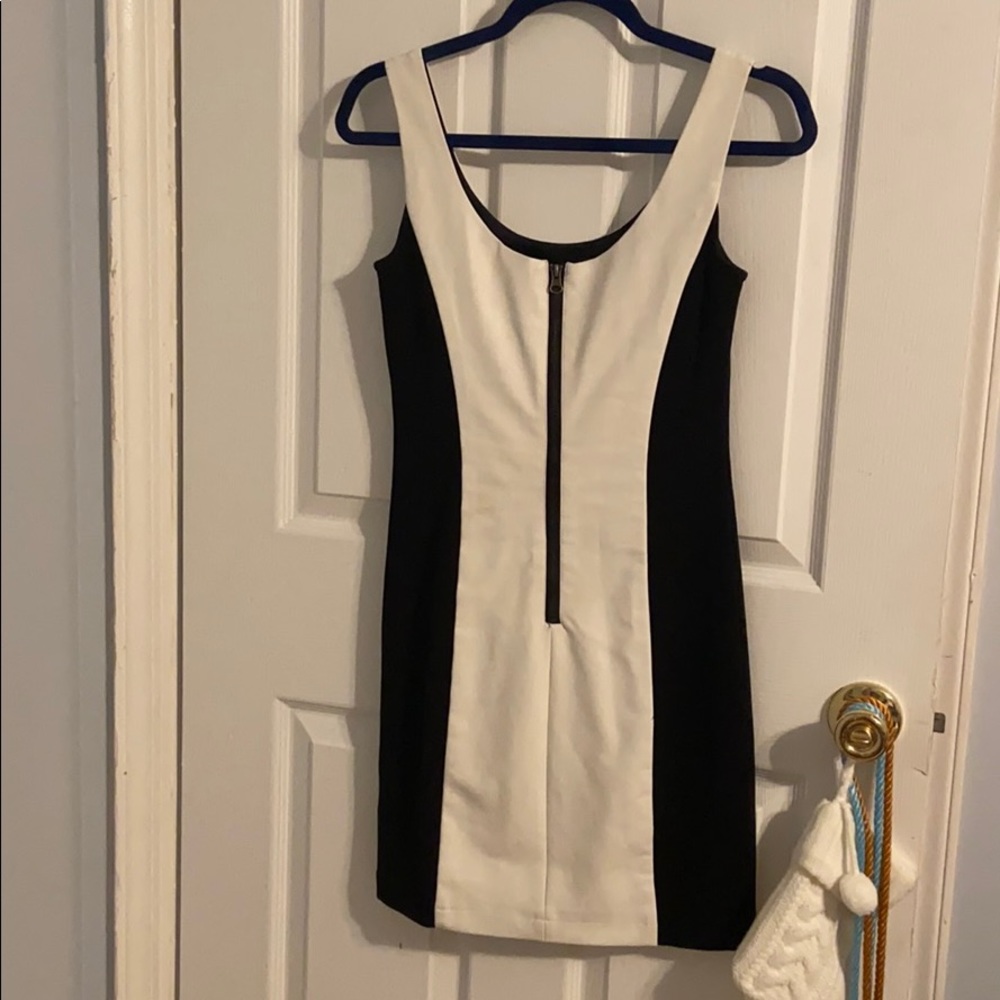 guess black and white dress - Picture 2 of 3